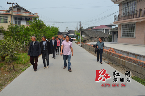 卢峰镇漫水村党员干部到银湖村学习取经