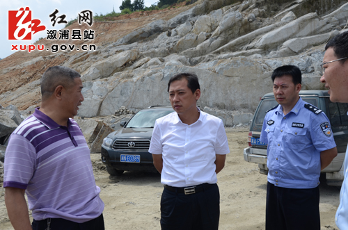 了解矿山开采管理情况座谈会现场本网讯(记者 曾伟)9月13日,县委常委