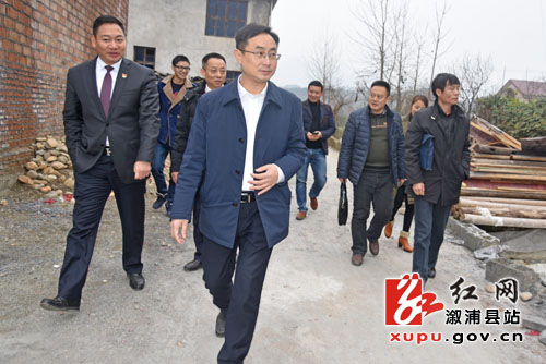 沈菁)1月19日,带着对困难职工的牵挂,县委副书记杨廉喜深入大江口镇
