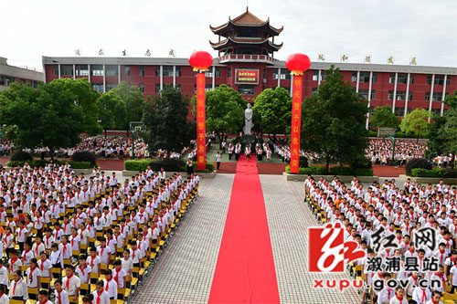 本网讯(记者 雷文录)9月7日,在第33个教师节来临之际,溆浦县警予学校