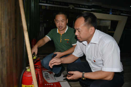 杨必军检查城区文化娱乐场所安全生产工作