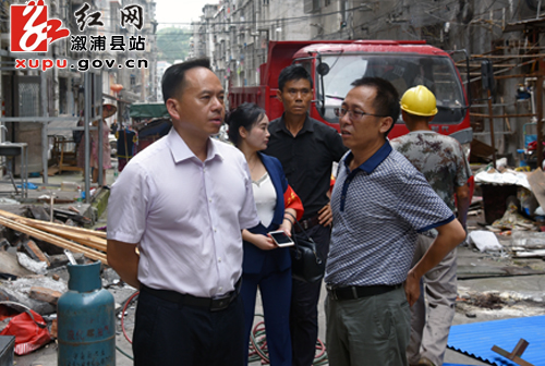 我县开展火车站移民安置区违章建筑集中整治行动